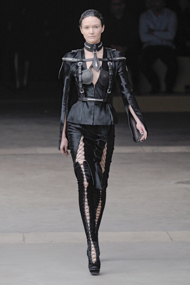 desfiles-mcqueen-parisinverno2011rtw-147