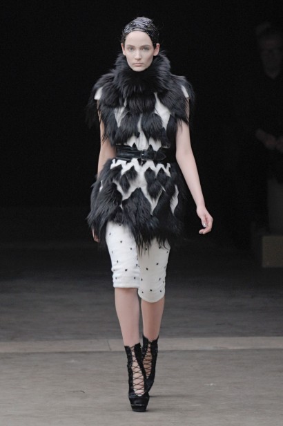 desfiles-mcqueen-parisinverno2011rtw-154