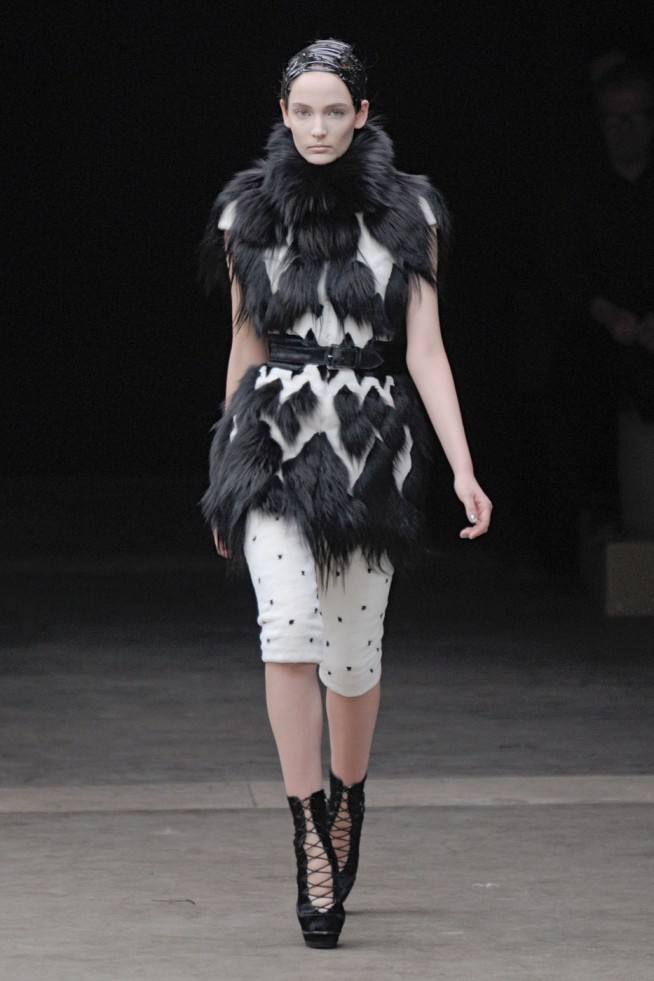 desfiles-mcqueen-parisinverno2011rtw-154