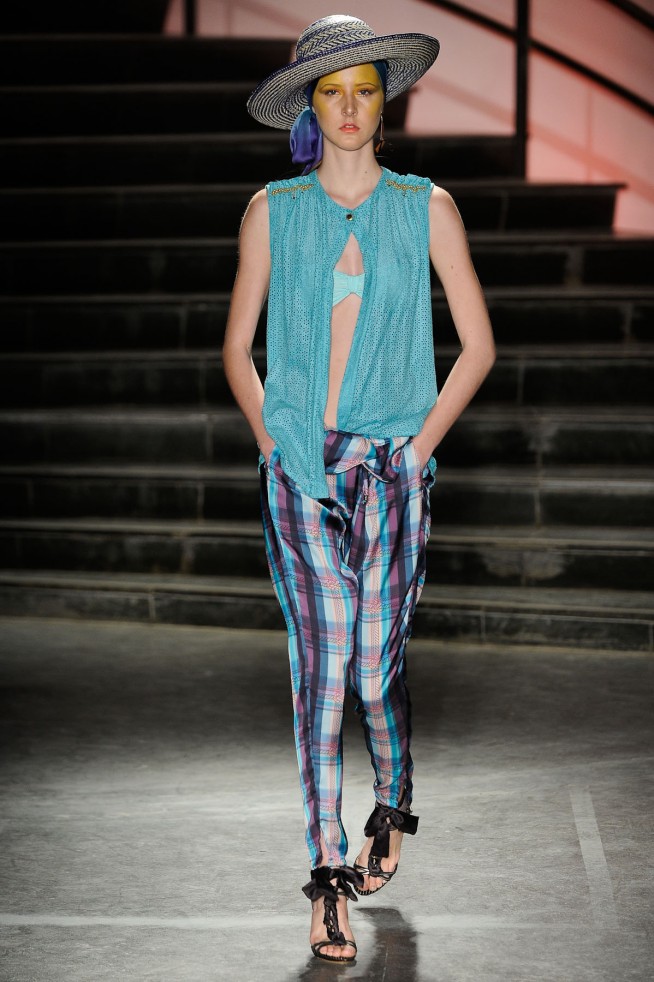 desfile-karinfeller-casadecriadoresverao2012-112