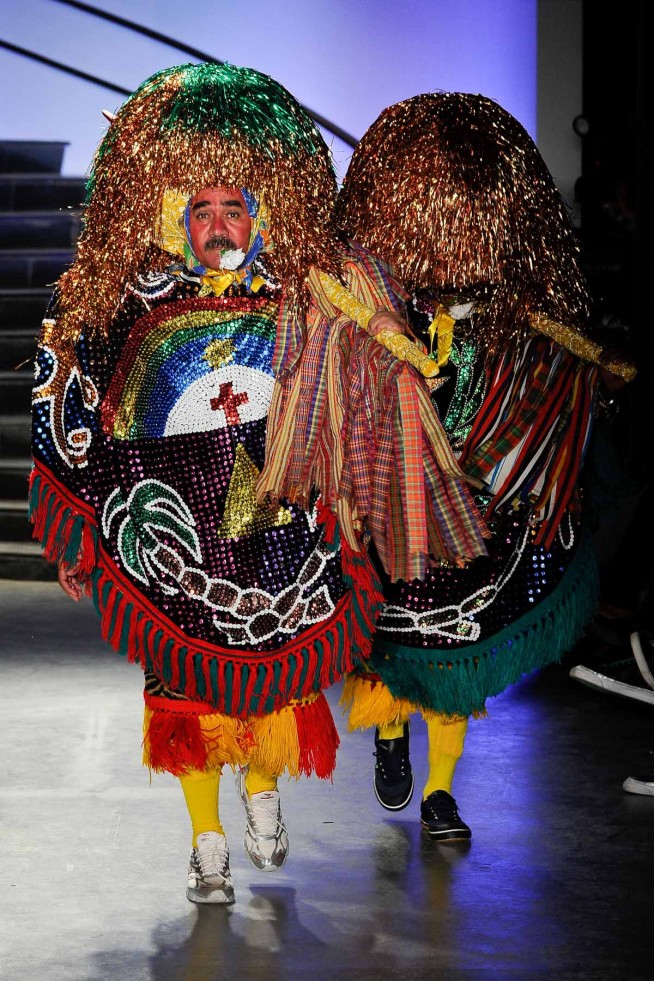 desfile-walerioaraujo-casadecriadoresverao2012-100