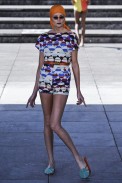 desfile-neon-spfwverao2012-15