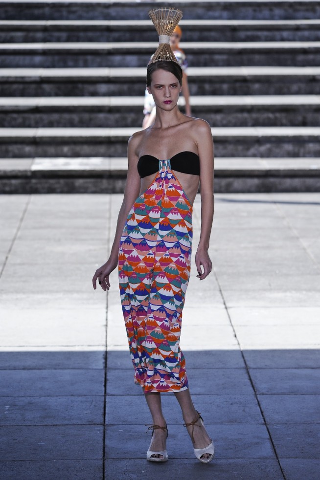 desfile-neon-spfwverao2012-16