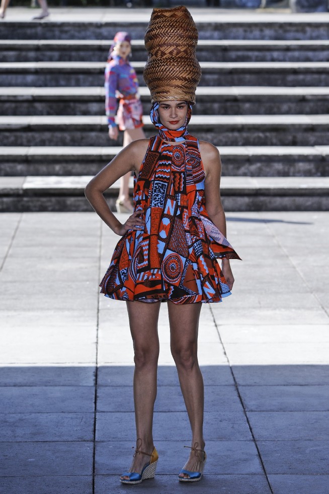 desfile-neon-spfwverao2012-27