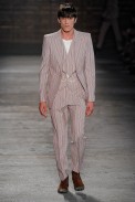 desfile-mcqueen-milao-men-verao2012-120