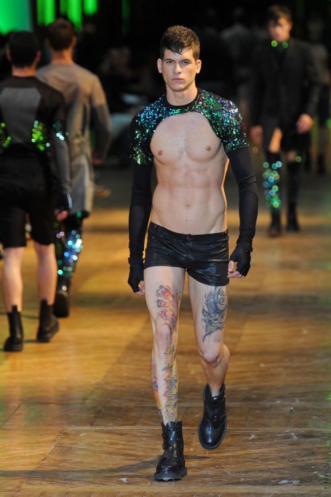 desfile-mugler-paris-men-verao2012-14