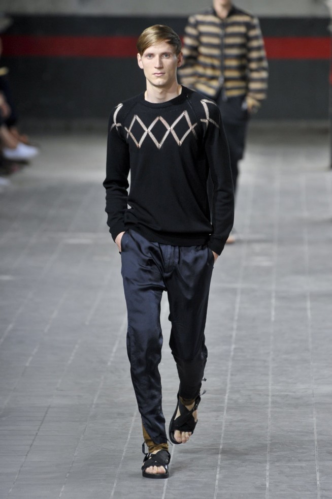 desfile-driesvannoten-paris-men-verao2012-129