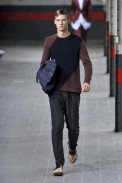 desfile-driesvannoten-paris-men-verao2012-140