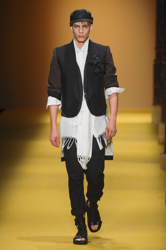 desfile-anndemeulemeester-paris-men-verao2012-118