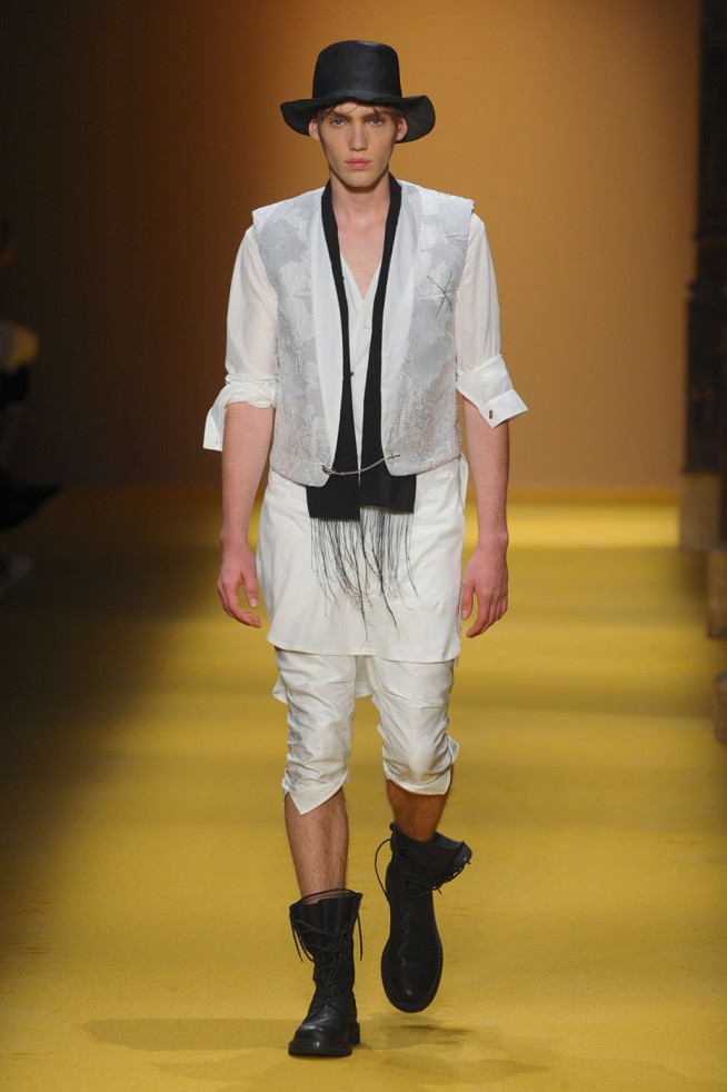 desfile-anndemeulemeester-paris-men-verao2012-119