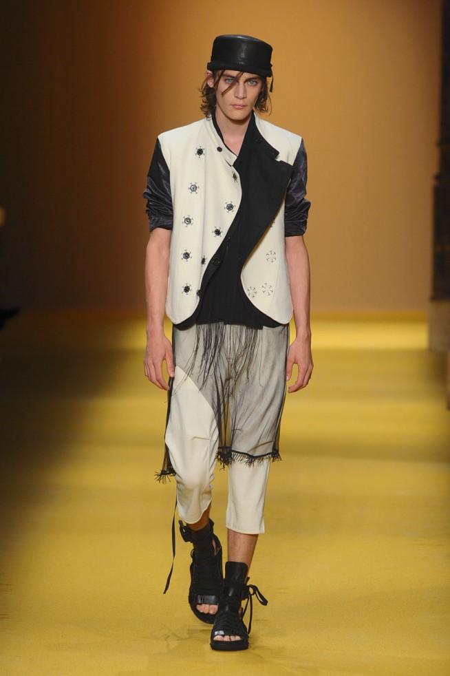 desfile-anndemeulemeester-paris-men-verao2012-121