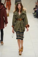 desfile-burberry-londres-verao2012rtw-137