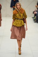 desfile-burberry-londres-verao2012rtw-147
