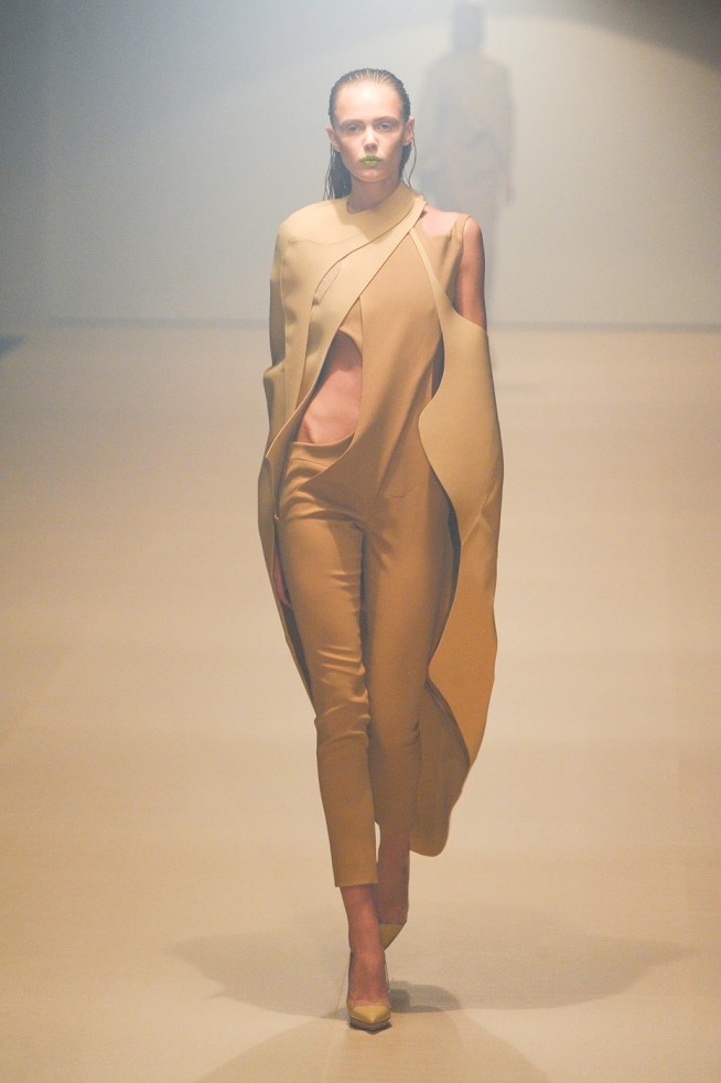 desfile-mugler-paris-verao2012rtw-100