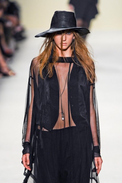 desfile-ann-demeulemeester-paris-verao2012rtw-099