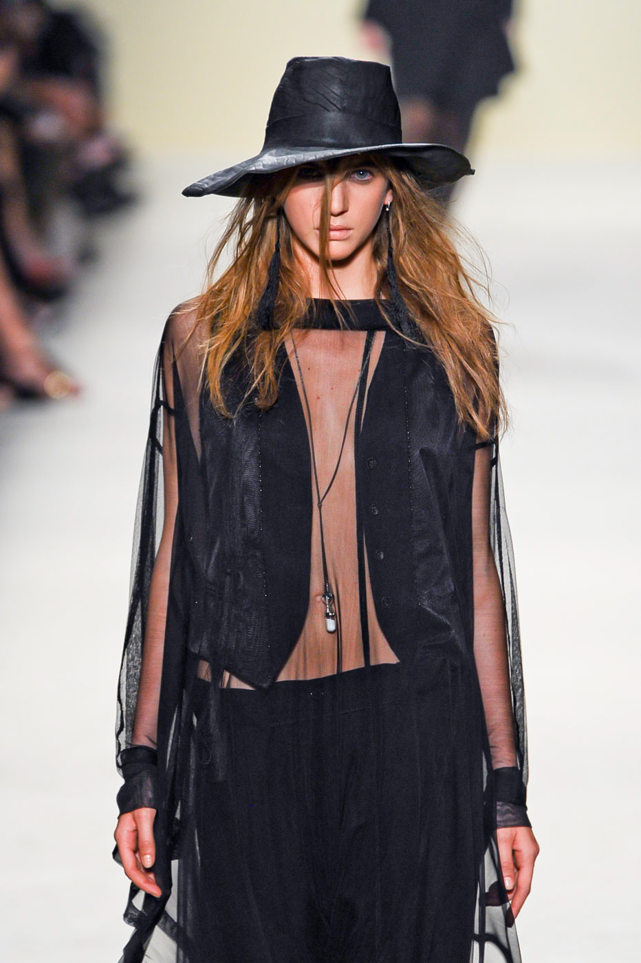 desfile-ann-demeulemeester-paris-verao2012rtw-099