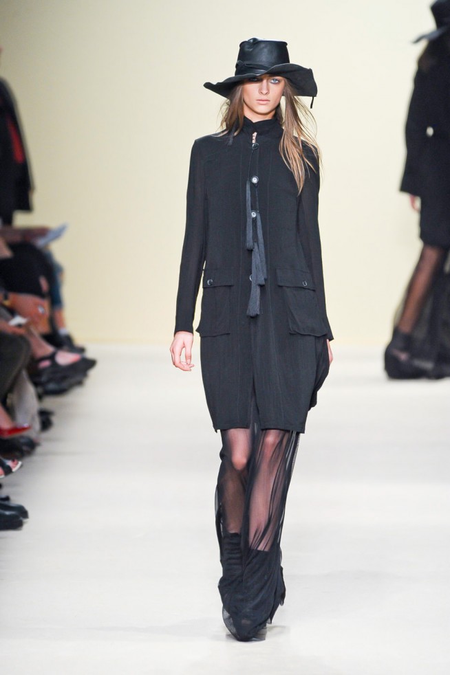 desfile-ann-demeulemeester-paris-verao2012rtw-105