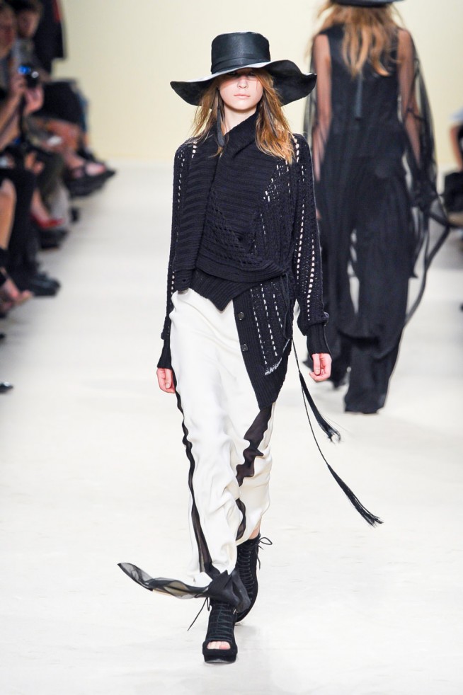 desfile-ann-demeulemeester-paris-verao2012rtw-107