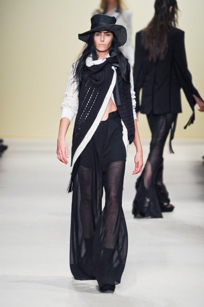 desfile-ann-demeulemeester-paris-verao2012rtw-110