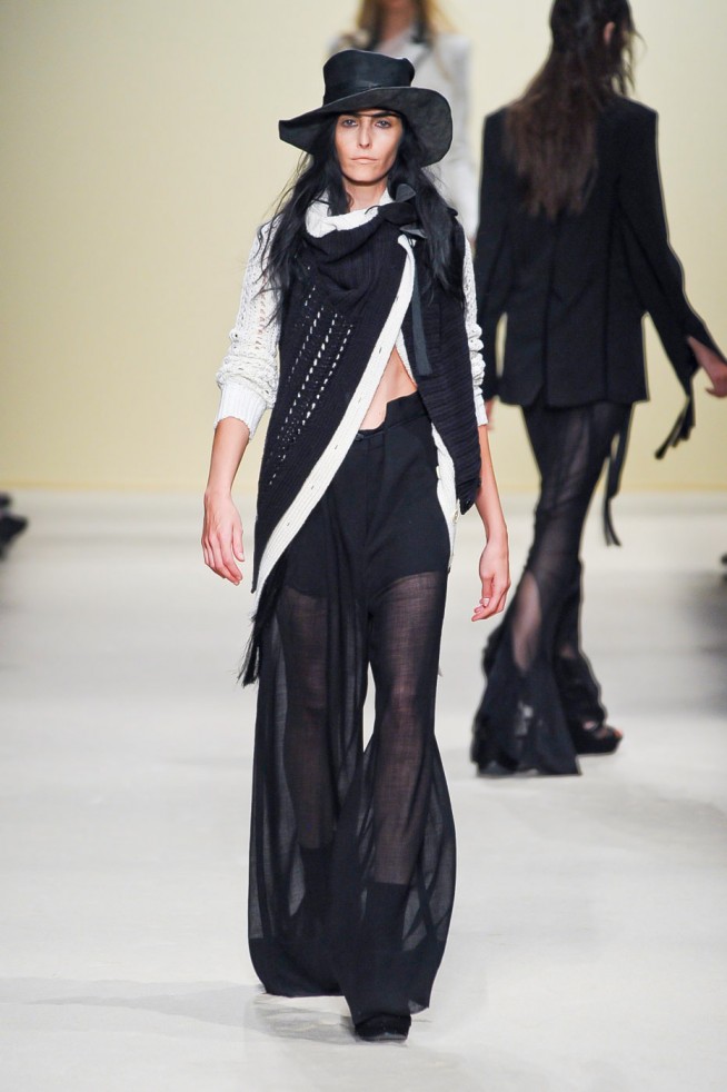 desfile-ann-demeulemeester-paris-verao2012rtw-110