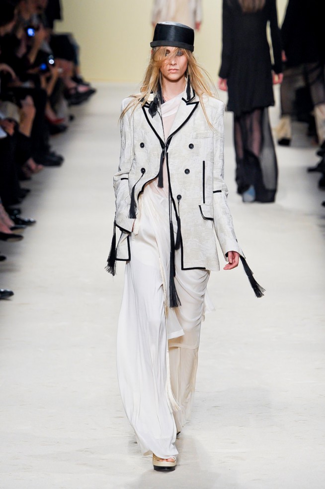 desfile-ann-demeulemeester-paris-verao2012rtw-111