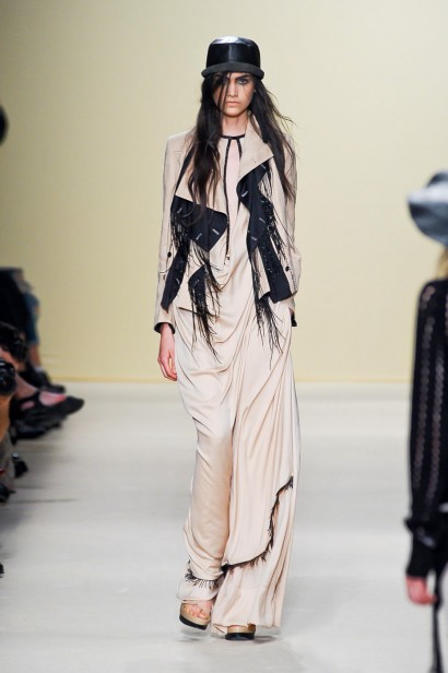 desfile-ann-demeulemeester-paris-verao2012rtw-113