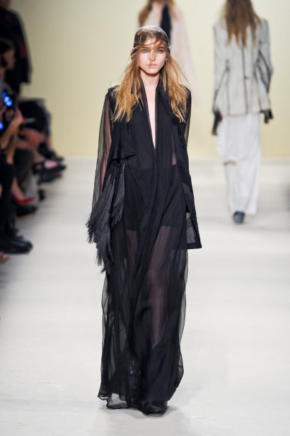 desfile-ann-demeulemeester-paris-verao2012rtw-114