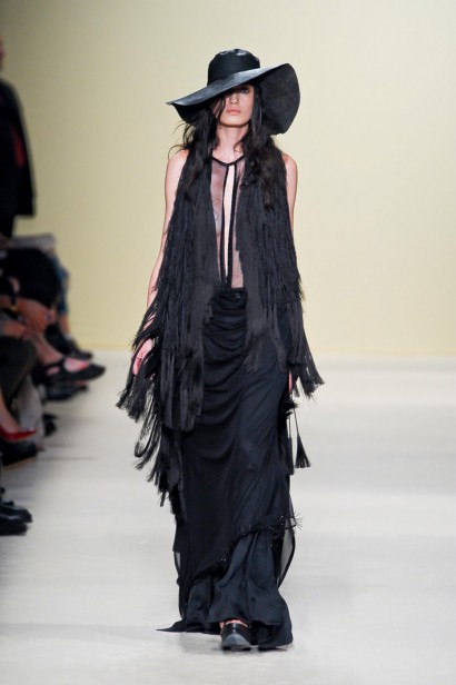 desfile-ann-demeulemeester-paris-verao2012rtw-117
