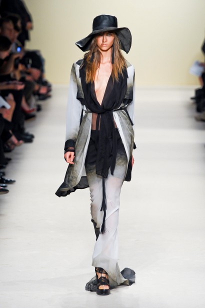 desfile-ann-demeulemeester-paris-verao2012rtw-126
