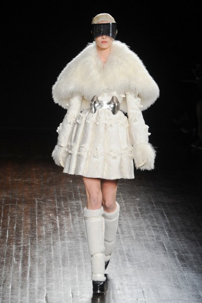 desfile-mcqueen-paris-inverno2012-100