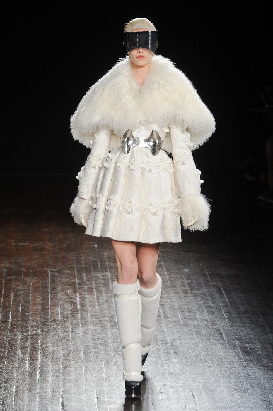 desfile-mcqueen-paris-inverno2012-100