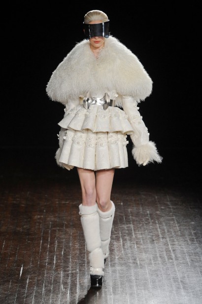 desfile-mcqueen-paris-inverno2012-101
