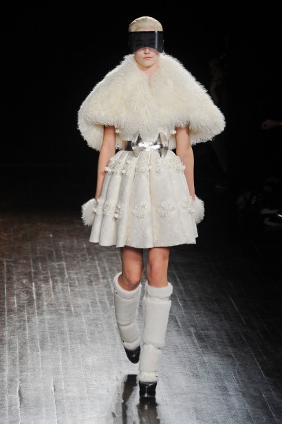 desfile-mcqueen-paris-inverno2012-102