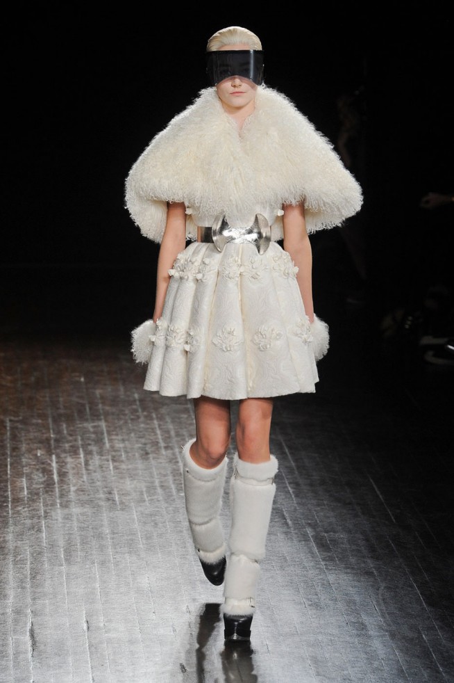 desfile-mcqueen-paris-inverno2012-102