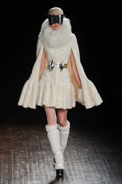 desfile-mcqueen-paris-inverno2012-103