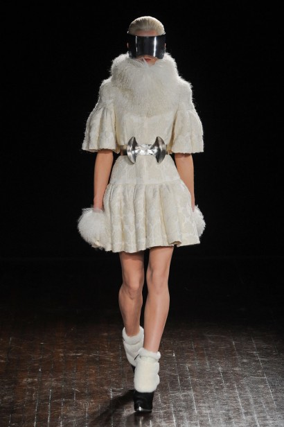desfile-mcqueen-paris-inverno2012-105