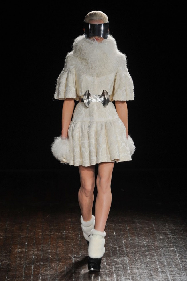desfile-mcqueen-paris-inverno2012-105