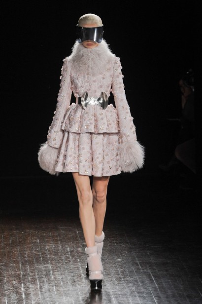 desfile-mcqueen-paris-inverno2012-106