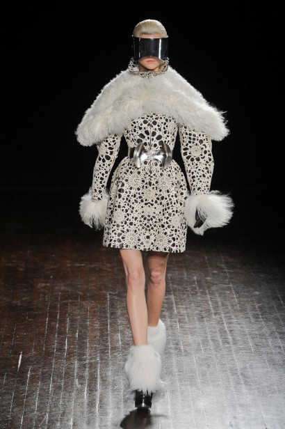 desfile-mcqueen-paris-inverno2012-110
