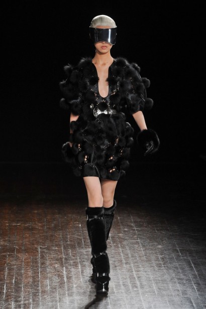 desfile-mcqueen-paris-inverno2012-112