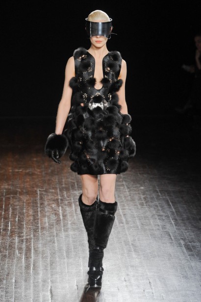 desfile-mcqueen-paris-inverno2012-113