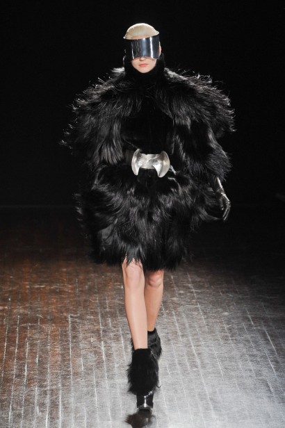 desfile-mcqueen-paris-inverno2012-114