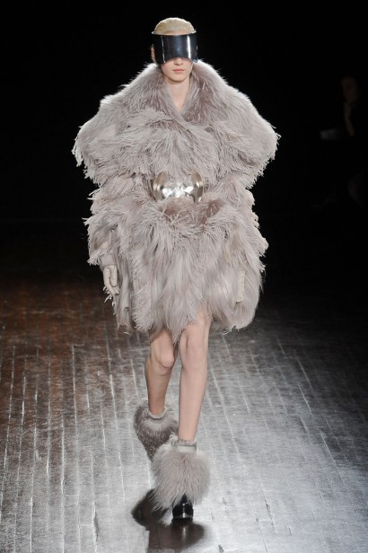 desfile-mcqueen-paris-inverno2012-115