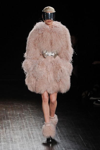 desfile-mcqueen-paris-inverno2012-116