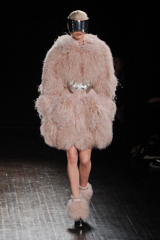 desfile-mcqueen-paris-inverno2012-116