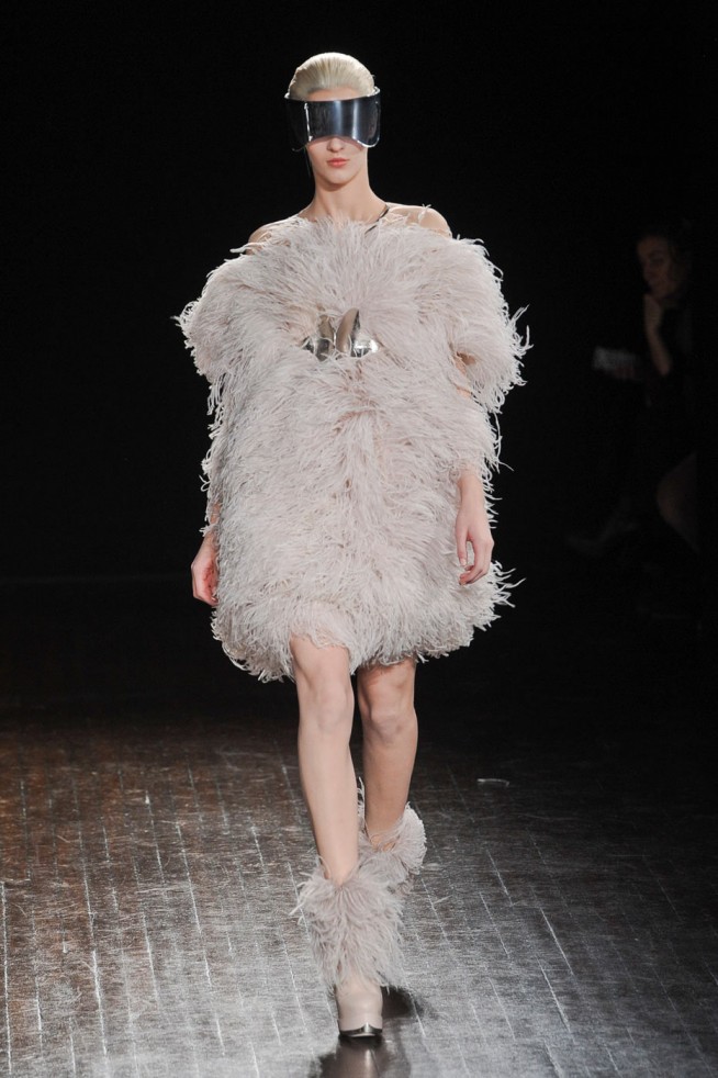 desfile-mcqueen-paris-inverno2012-118