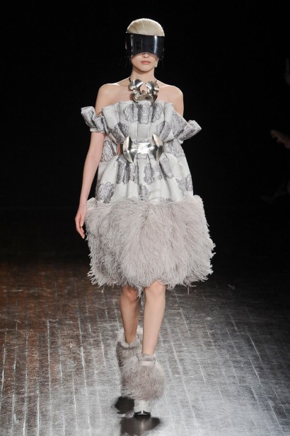 desfile-mcqueen-paris-inverno2012-124