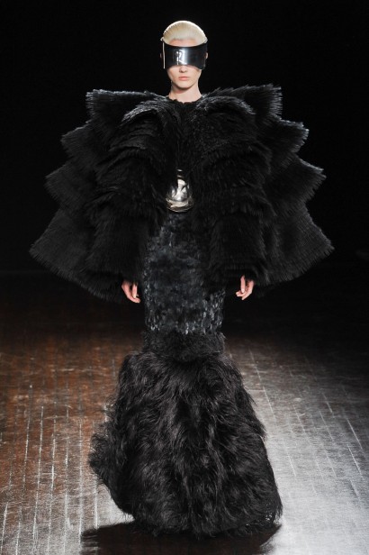 desfile-mcqueen-paris-inverno2012-133