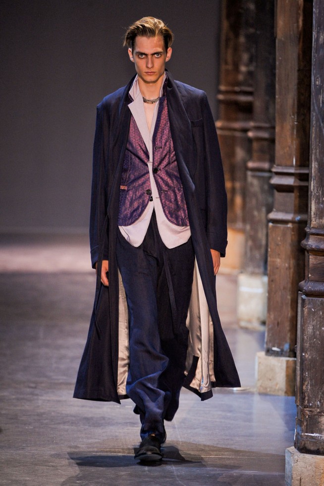 desfile-ann-demeulemeester-paris-men-verao2013-117