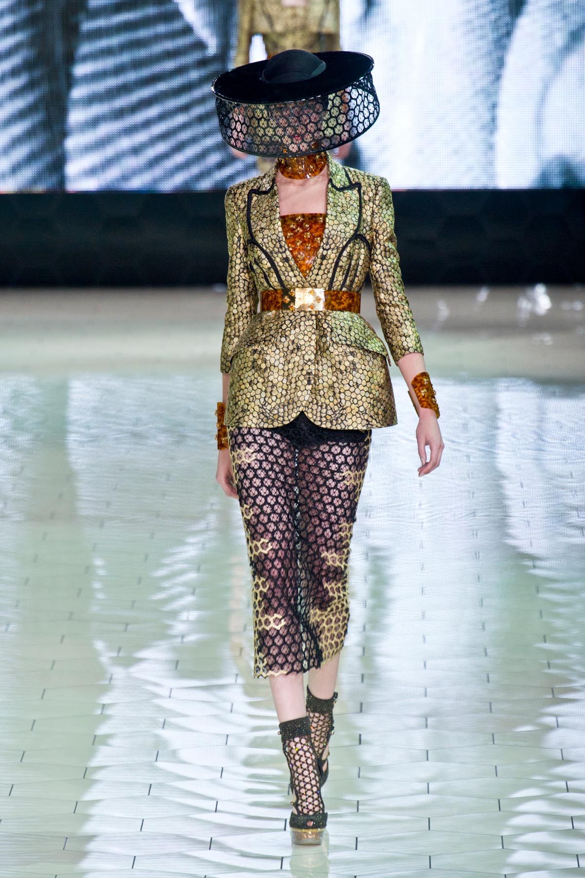 desfile-mcqueen-paris-verao-2013-100